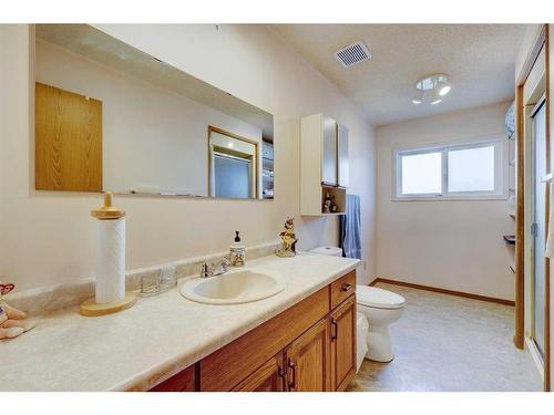 529 2 Street North, Vulcan, AB - Indoor Photo Showing Bathroom