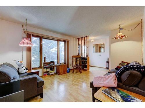 529 2 Street North, Vulcan, AB - Indoor Photo Showing Living Room