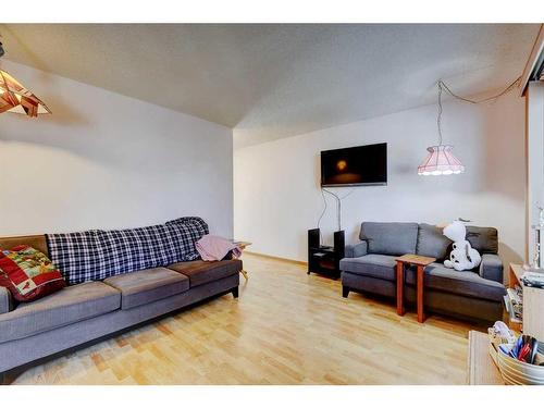 529 2 Street North, Vulcan, AB - Indoor Photo Showing Living Room