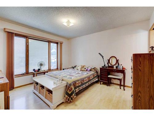 529 2 Street North, Vulcan, AB - Indoor Photo Showing Bedroom