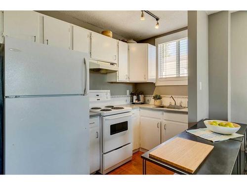 301-2317 17A Street Sw, Calgary, AB - Indoor Photo Showing Kitchen