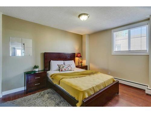 301-2317 17A Street Sw, Calgary, AB - Indoor Photo Showing Bedroom