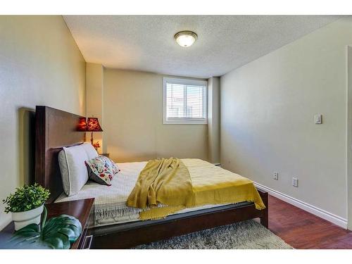 301-2317 17A Street Sw, Calgary, AB - Indoor Photo Showing Bedroom