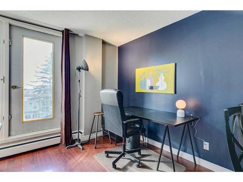 301-2317 17A Street Sw, Calgary, AB - Indoor Photo Showing Office