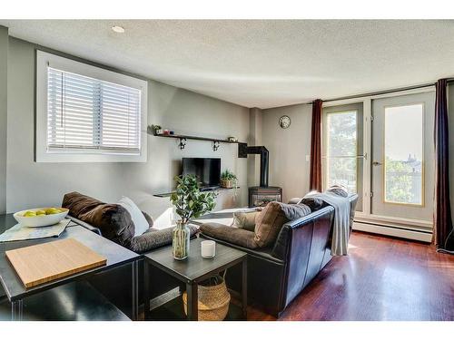 301-2317 17A Street Sw, Calgary, AB - Indoor Photo Showing Living Room