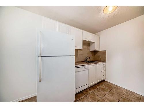 16-4936 Dalton Drive Nw, Calgary, AB - Indoor Photo Showing Kitchen