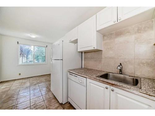 16-4936 Dalton Drive Nw, Calgary, AB - Indoor Photo Showing Kitchen