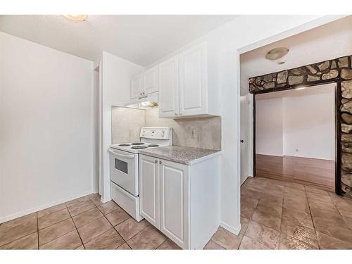 16-4936 Dalton Drive Nw, Calgary, AB - Indoor Photo Showing Kitchen