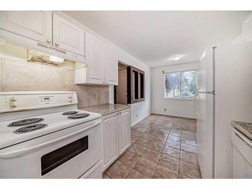 16-4936 Dalton Drive Nw, Calgary, AB - Indoor Photo Showing Kitchen