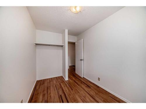 16-4936 Dalton Drive Nw, Calgary, AB - Indoor Photo Showing Other Room