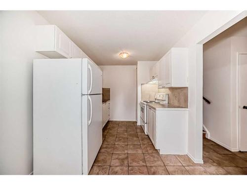 16-4936 Dalton Drive Nw, Calgary, AB - Indoor Photo Showing Kitchen