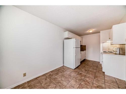 16-4936 Dalton Drive Nw, Calgary, AB - Indoor Photo Showing Kitchen