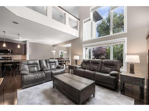 1 Cranberry Cove Se, Calgary, AB - Indoor Photo Showing Living Room