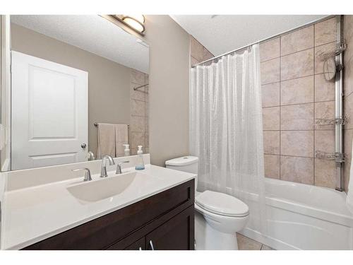 1 Cranberry Cove Se, Calgary, AB - Indoor Photo Showing Bathroom