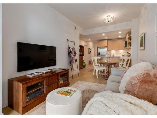 330-88 9 Street Ne, Calgary, AB - Indoor Photo Showing Living Room