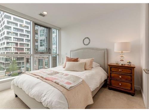 330-88 9 Street Ne, Calgary, AB - Indoor Photo Showing Bedroom