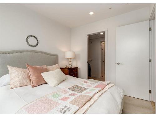 330-88 9 Street Ne, Calgary, AB - Indoor Photo Showing Bedroom