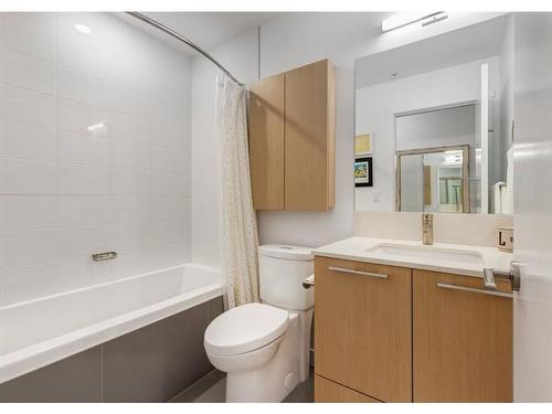 330-88 9 Street Ne, Calgary, AB - Indoor Photo Showing Bathroom