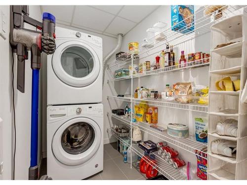 330-88 9 Street Ne, Calgary, AB - Indoor Photo Showing Laundry Room