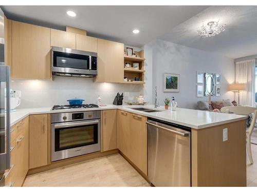 330-88 9 Street Ne, Calgary, AB - Indoor Photo Showing Kitchen With Stainless Steel Kitchen With Double Sink With Upgraded Kitchen