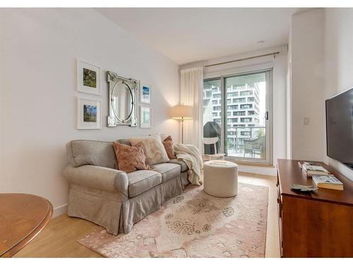 330-88 9 Street Ne, Calgary, AB - Indoor Photo Showing Living Room