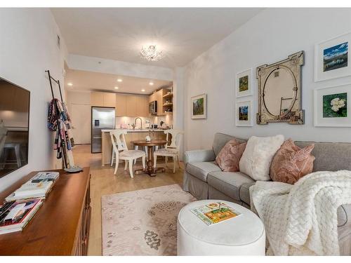 330-88 9 Street Ne, Calgary, AB - Indoor Photo Showing Living Room