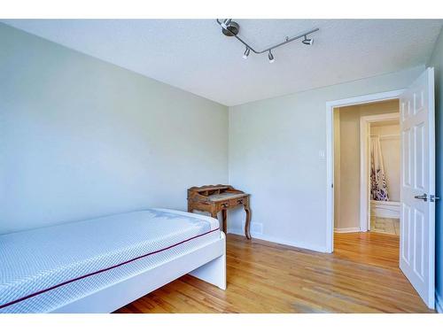 2266 Passchendaele Avenue Sw, Calgary, AB - Indoor Photo Showing Bedroom