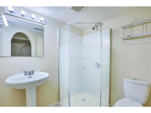 2266 Passchendaele Avenue Sw, Calgary, AB - Indoor Photo Showing Bathroom