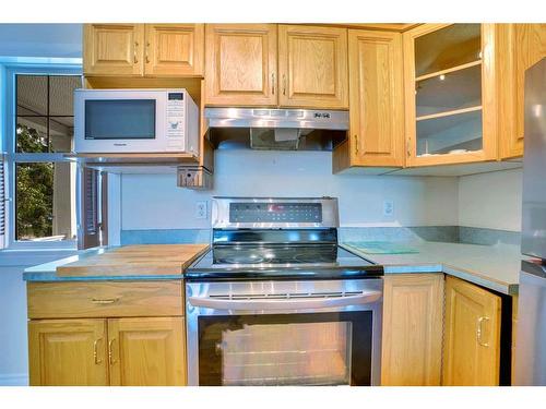 2266 Passchendaele Avenue Sw, Calgary, AB - Indoor Photo Showing Kitchen