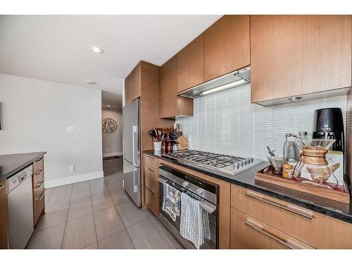 1504-1111 10 Street Sw, Calgary, AB - Indoor Photo Showing Kitchen