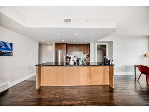 1504-1111 10 Street Sw, Calgary, AB - Indoor Photo Showing Kitchen