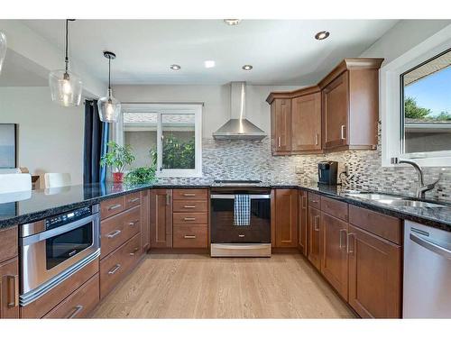 348 Adams Crescent Se, Calgary, AB - Indoor Photo Showing Kitchen With Stainless Steel Kitchen With Upgraded Kitchen