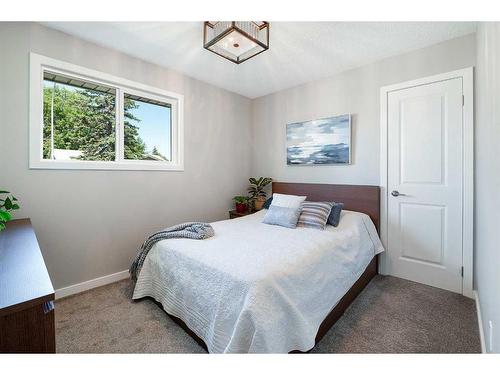 348 Adams Crescent Se, Calgary, AB - Indoor Photo Showing Bedroom