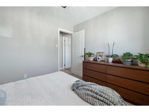 348 Adams Crescent Se, Calgary, AB - Indoor Photo Showing Bedroom