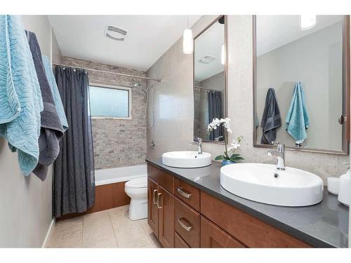 348 Adams Crescent Se, Calgary, AB - Indoor Photo Showing Bathroom