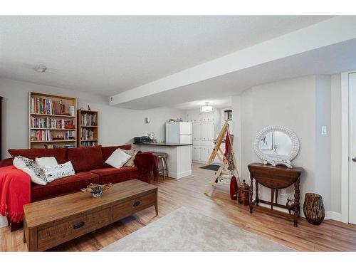 348 Adams Crescent Se, Calgary, AB - Indoor Photo Showing Living Room