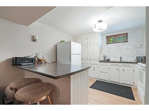 348 Adams Crescent Se, Calgary, AB - Indoor Photo Showing Kitchen