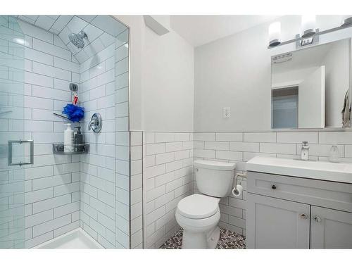 348 Adams Crescent Se, Calgary, AB - Indoor Photo Showing Bathroom