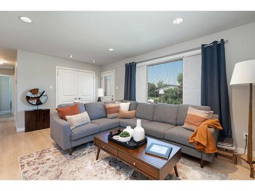 348 Adams Crescent Se, Calgary, AB - Indoor Photo Showing Living Room