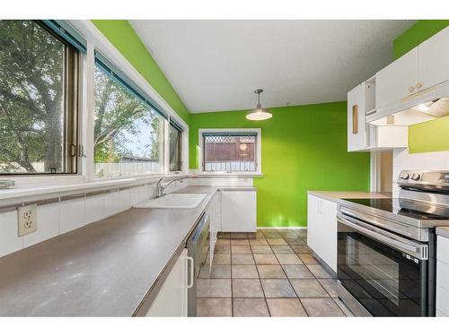 2121 Bowness Road Nw, Calgary, AB - Indoor Photo Showing Kitchen