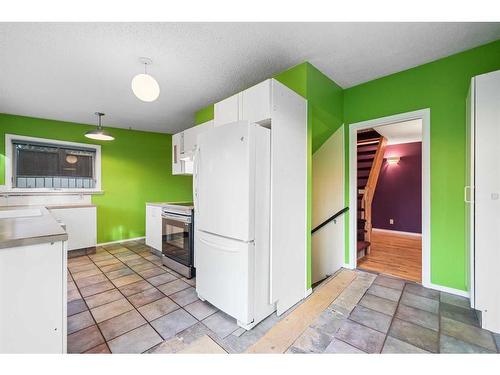 2121 Bowness Road Nw, Calgary, AB - Indoor Photo Showing Kitchen