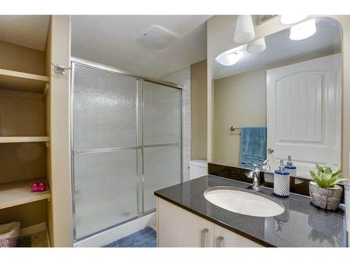 23 Everwoods Park Sw, Calgary, AB - Indoor Photo Showing Bathroom