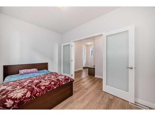 628 West Lakeview Dr Drive, Chestermere, AB - Indoor Photo Showing Bedroom