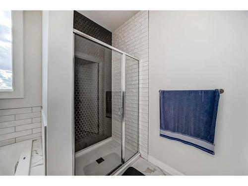 628 West Lakeview Dr Drive, Chestermere, AB - Indoor Photo Showing Bathroom