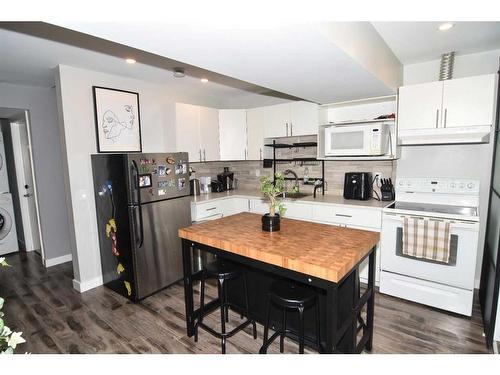 177 Baysprings Gardens Sw, Airdrie, AB - Indoor Photo Showing Kitchen