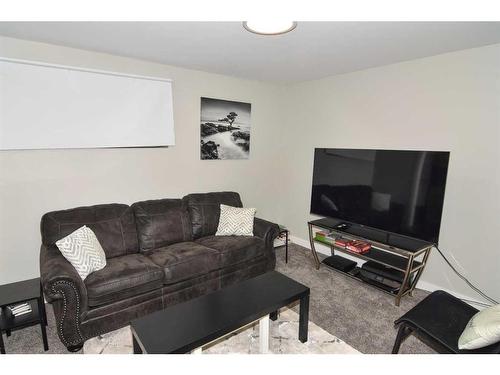 177 Baysprings Gardens Sw, Airdrie, AB - Indoor Photo Showing Living Room