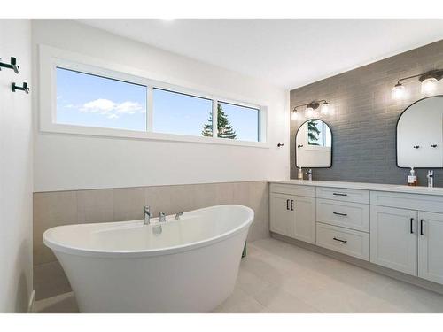 55 Shawnee Heath Sw, Calgary, AB - Indoor Photo Showing Bathroom