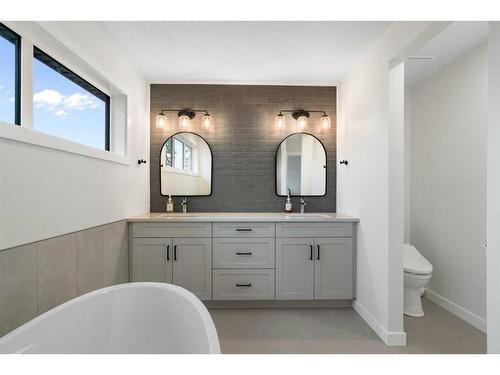 55 Shawnee Heath Sw, Calgary, AB - Indoor Photo Showing Bathroom