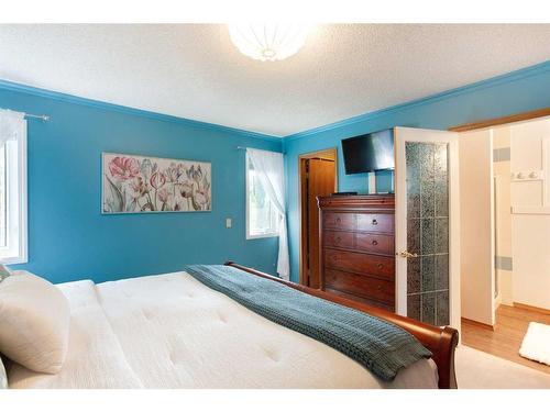 57 Shannon Crescent Sw, Calgary, AB - Indoor Photo Showing Bedroom