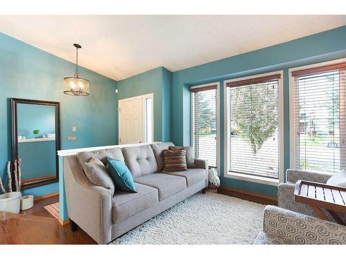 57 Shannon Crescent Sw, Calgary, AB - Indoor Photo Showing Living Room